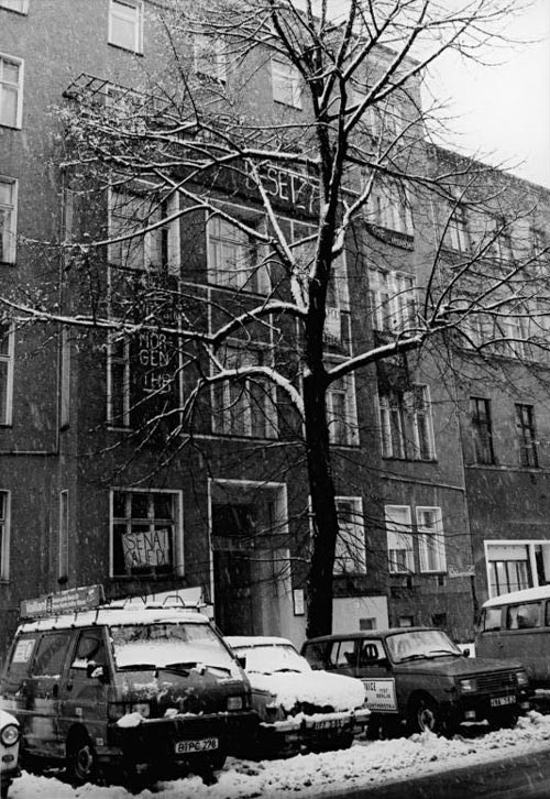 Kollwitzstraße 52, Foto der Fassade mit Transparenten gegen die Versteigerung, 1990